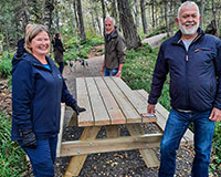 Benkene på plass langs  "Rotarystien"